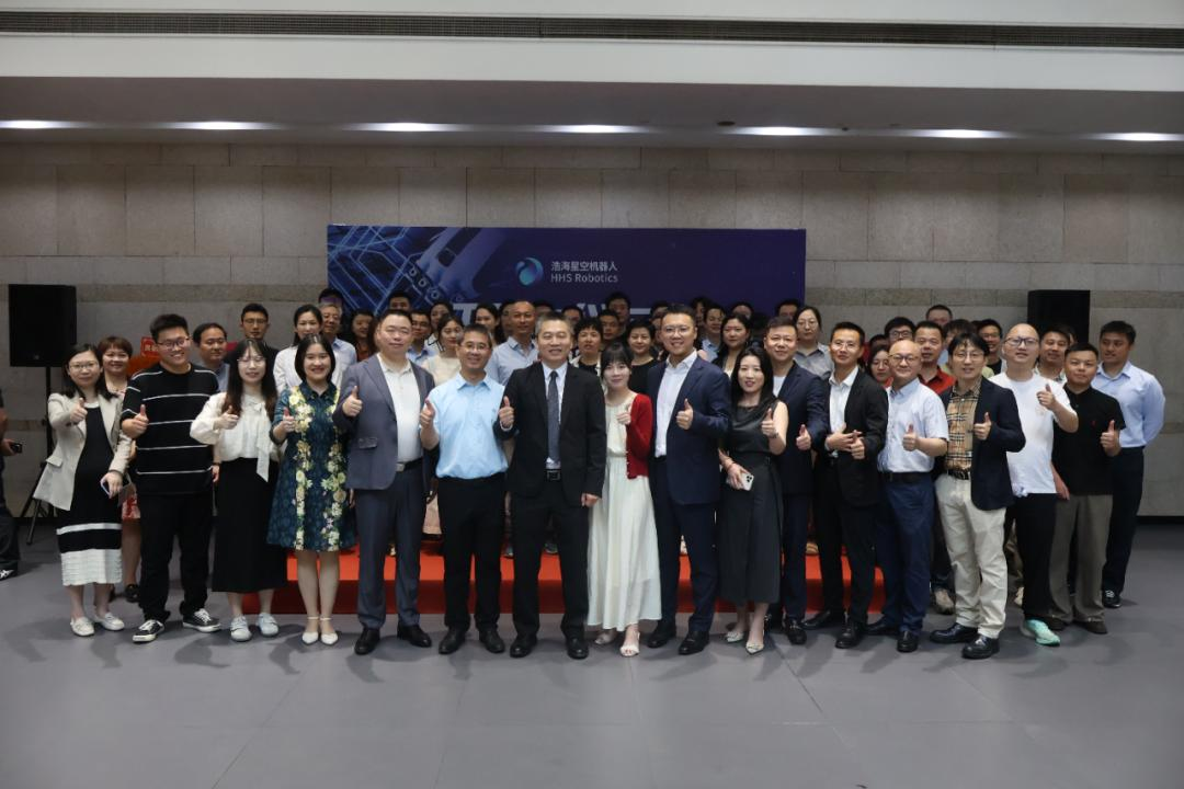 浩海星空机器人落地闵行!开启行业级具身智能服务机器人新篇章（images 2）